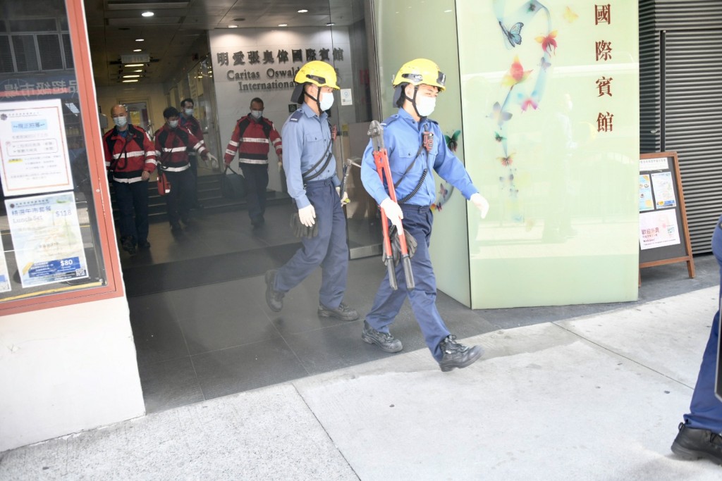 消防員到場救援。楊偉亨攝