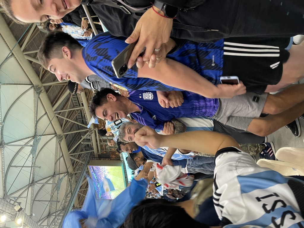 阿根廷出綫後，球迷喜極而泣。