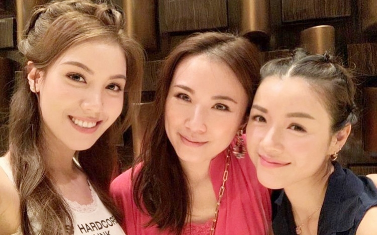 應屆港姐冠軍宋宛穎與兩位師姐劉倩婷(中)和陳茵媺(右)見面。