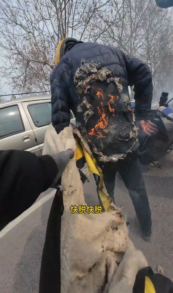 許先生協助起火騎手脫掉衣服。抖音@多哆飼養員