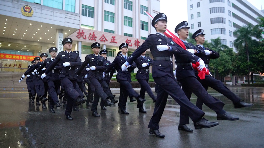 学员代表与中国人民警察大学(广州)国旗护卫队组成联合护旗方队一起参与升国旗仪式。入境处提供