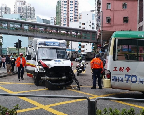 救護車與小巴相撞。網民Eric Lin 圖片