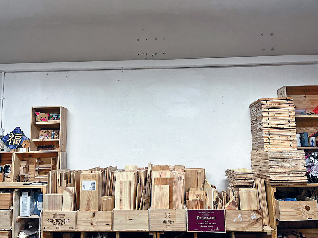 ■DOSHA的工作室堆滿木板。
