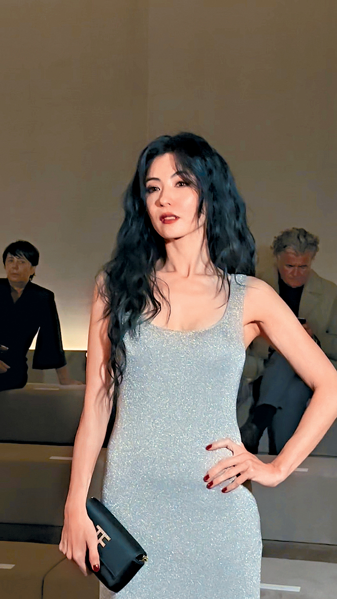 女藝人張栢芝涉違約被前經理人入稟索償案，昨日續審。其助手周靜儀被質疑為了保護張，在庭上說謊。