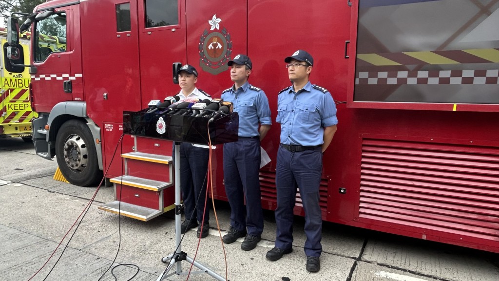 消防處及警方交代火警情況。蔡楚輝攝 消防處及警方交代火警情況。蔡楚輝攝