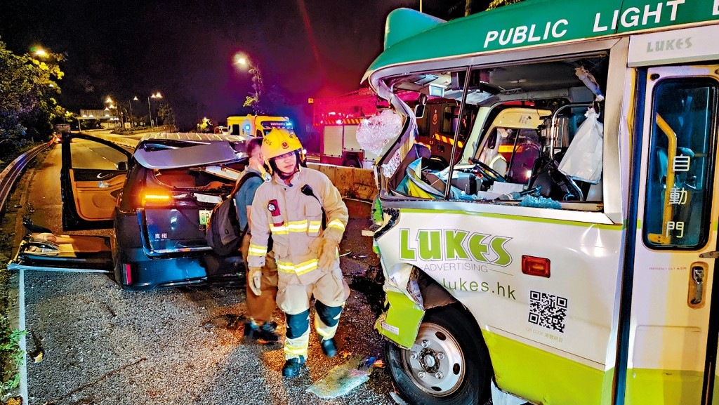 涉事左軚車遭專線小巴追撞,事件中合共10人受傷。