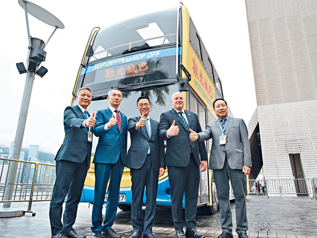 城巴高層與文體旅局局長楊潤雄（中）為城巴主持全新旅遊品牌形象啟動典禮。 