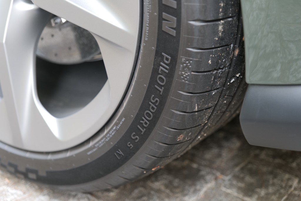 法拉利Ferrari 12Cilindri香港首試：原車配上專用設計Pilot Sport 5S車胎。