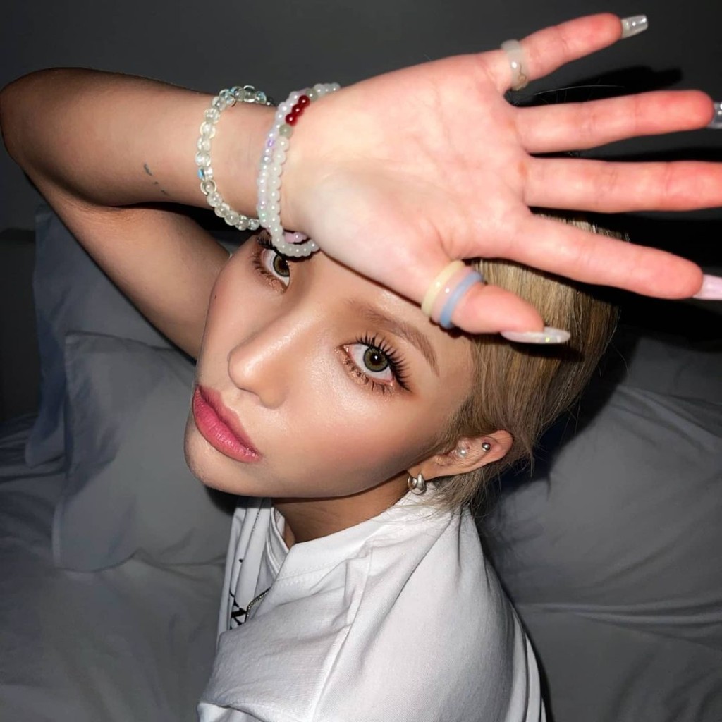 表情係「厭世臉」。