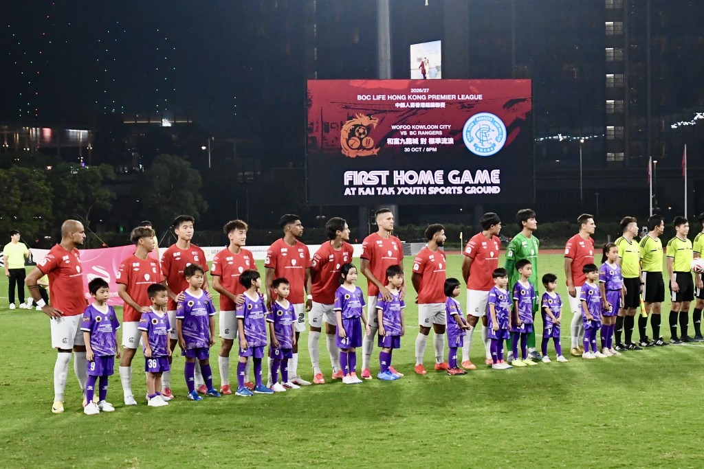 和富九龙城今晚在启德青年运动场历史性首次举行港超联赛事迎战标准流浪。杨骏尧摄