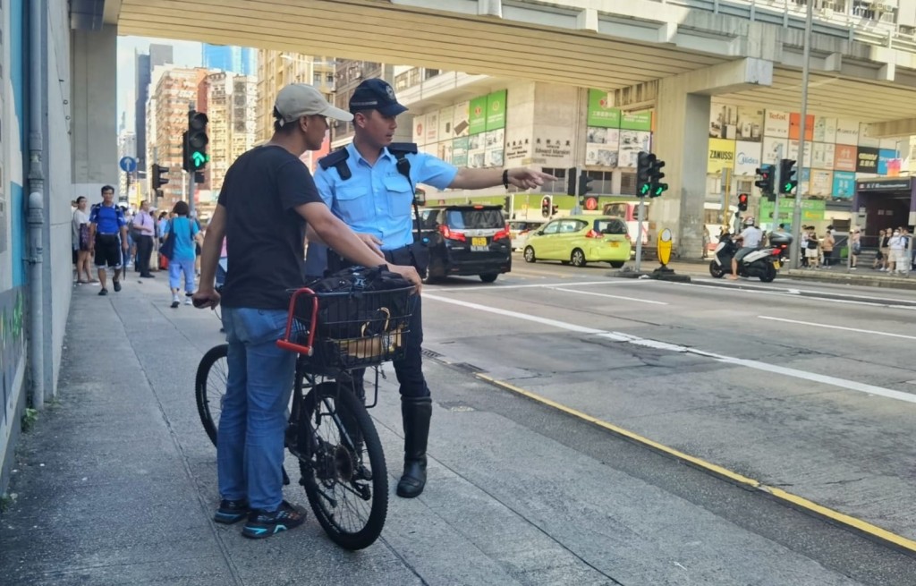 警方在旺角区内多个交通黑点严厉执法，主要打击违例泊车相关的交通违例事项。警方提供