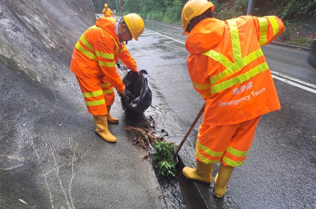 緊急應變隊伍於粉錦公路處理及清除水浸。 緊急應變隊伍於粉錦公路處理及清除水浸。