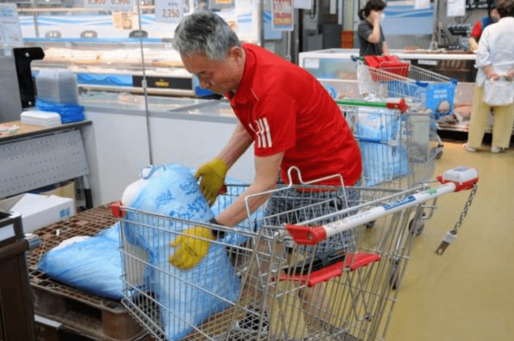 南韩市民在首尔一间超市购买政府储备海盐。新华社