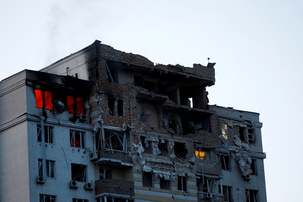 被俄罗斯轰炸的基辅公寓大楼。路透社