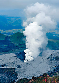 年前曾發生爆發的阿蘇火山。