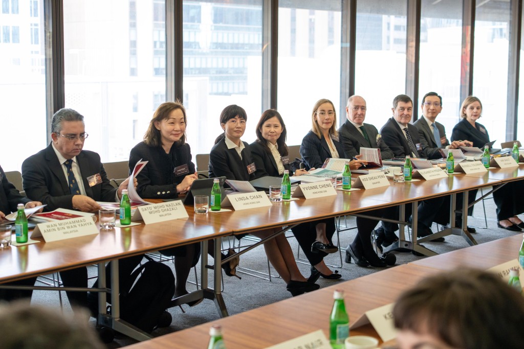 代表團成員，包括高等法院上訴法庭法官林雲浩（右二）、高等法院原訟法庭法官高浩文（右四）、陳靜芬（左二）和鄭蕙心（左三）參與研討會。