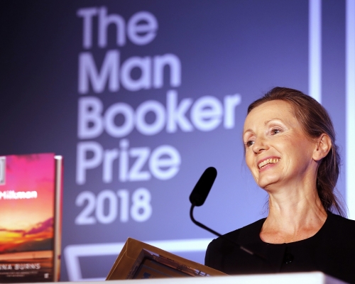 伯恩斯憑小說《送牛奶的男人》獲頒英國「曼布克獎」。AP