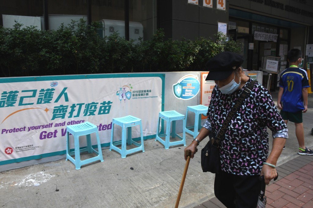 市民積極接種疫苗，既保護自己，亦守護家中長者、孩童及孕婦。資料圖片