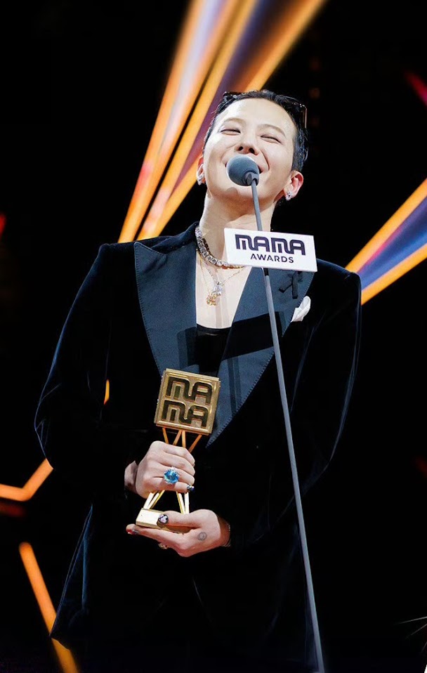 G-Dragon昨晚在《2025 MAMA頒獎禮》上連奪3項大獎，威水之餘卻發生現場演出事故。（MAMA官方IG）