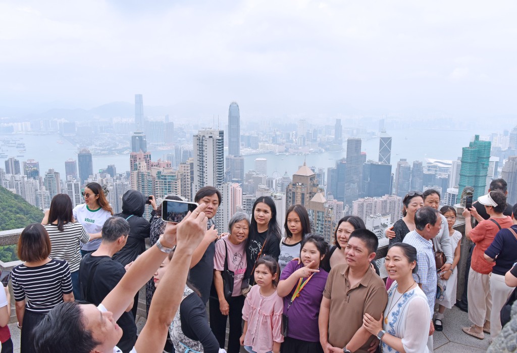 本港政府去年底已公布《旅遊業發展藍圖2.0》，利用電子平台、大數據和AI等科技，積極推動智慧旅遊發展。