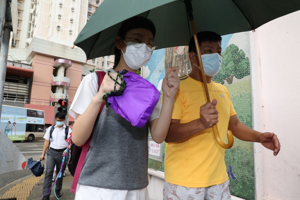 見記者採訪急步走向學校。