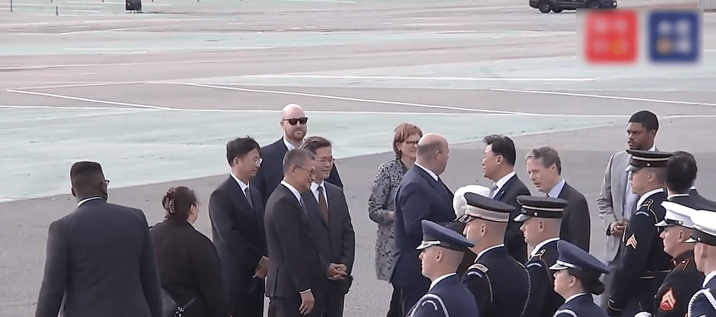 陳茂波到三藩市機場迎接國家主席習近平抵美。CCTV片段截圖