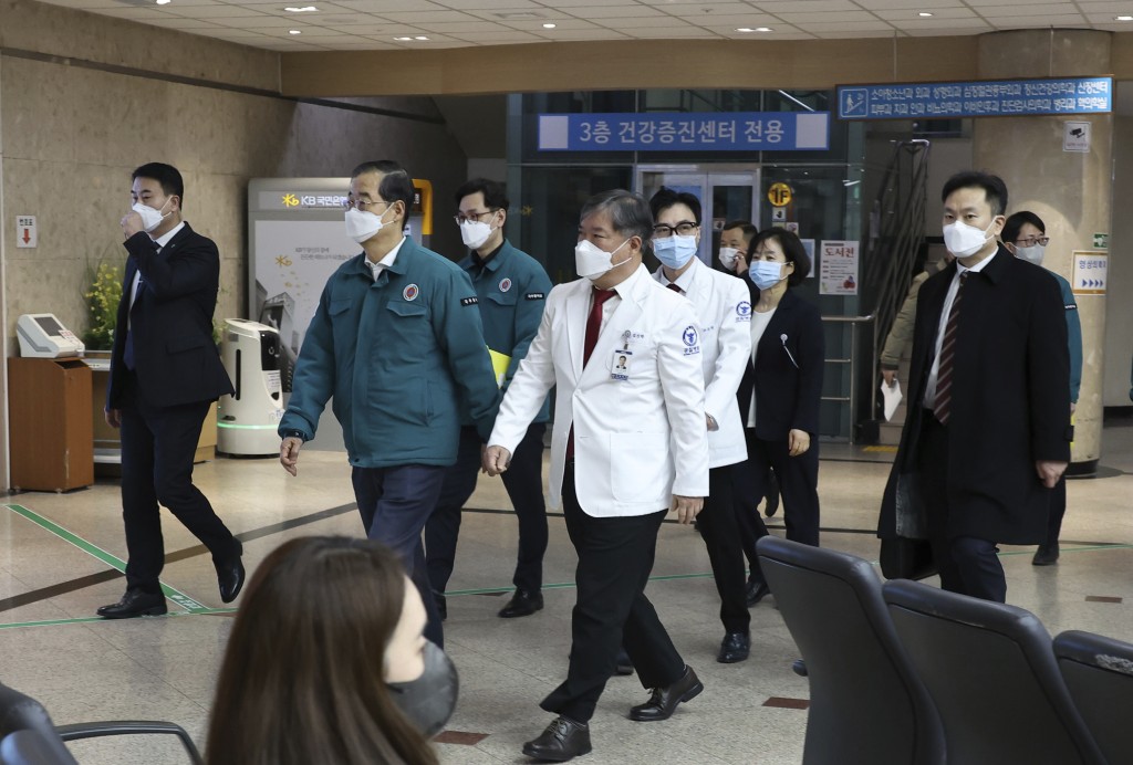 南韩国务总理韩德洙（左二）周五指示，即日起将全面扩大远端诊疗服务。美联社