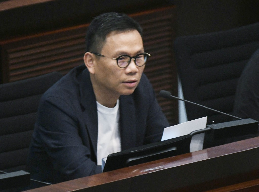 委員會主席陳恒鑌指,紅色投影在夜間「恐怖、不美觀」,意見好壞參半,建議運輸署探討改用地面燈號等替代方案。資料圖片 委員會主席陳恒鑌指,紅色投影在夜間「恐怖、不美觀」,意見好壞參半,建議運輸署探討改用地面燈號等替代方案。資料圖片