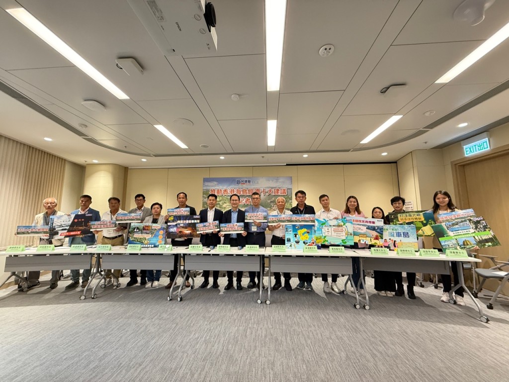 民建聯離島團隊就提振海島經濟,提出設立「抗戰遺跡愛國教育走廊」、開設跳島遊和水上的士路線等10條建議。曹露尹攝 民建聯離島團隊就提振海島經濟,提出設立「抗戰遺跡愛國教育走廊」、開設跳島遊和水上的士路線等10條建議。曹露尹攝