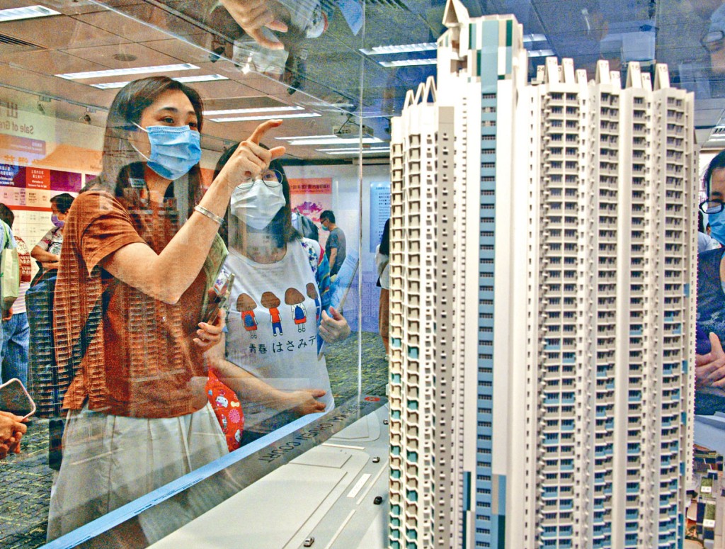 ■观塘「绿置居」售楼处，市民参观启钻苑模型。