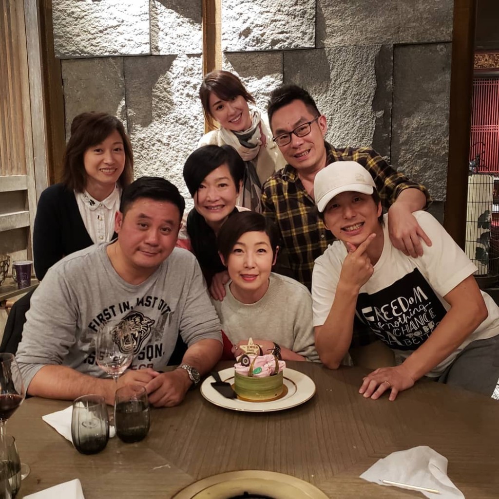 擁18年兒童節目主持經驗的蓋世寶,曾被譽為譚玉瑛(二排中)的接班人。