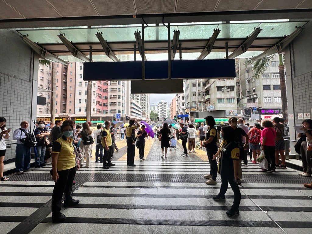 大批巿民在大围港铁站等候冀睹运动员风采。