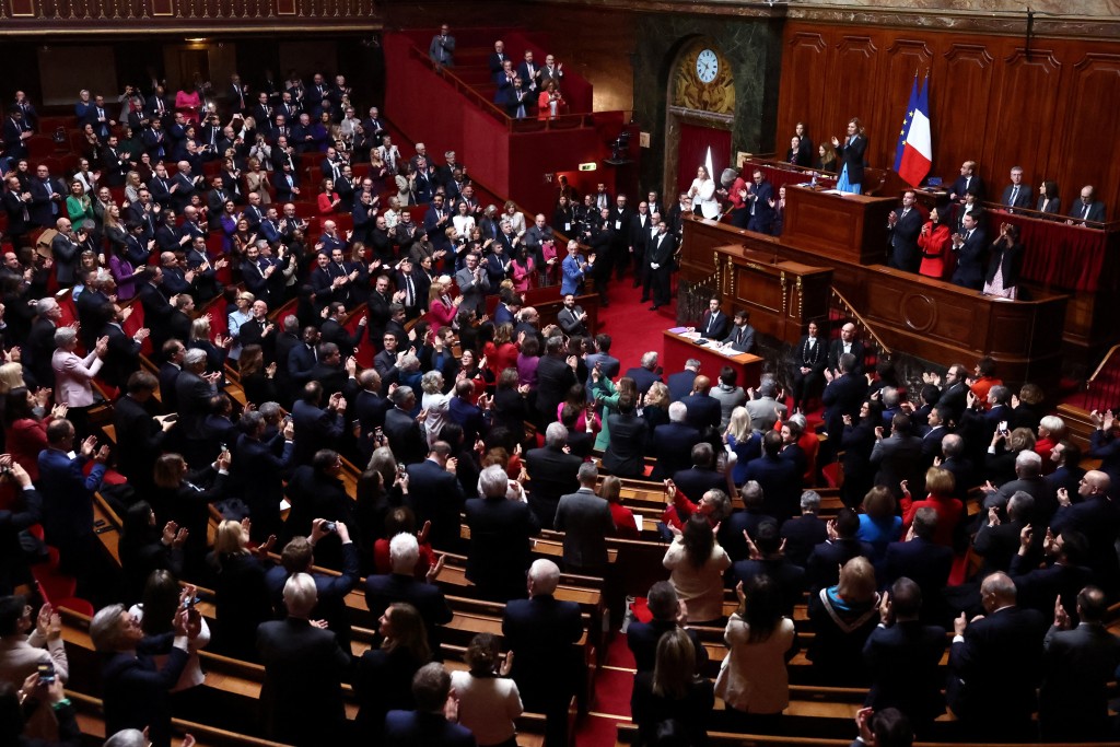 法國召開國會兩院特別會議，正式通過墮胎權入憲後，議會大廳響起掌聲。路透社
