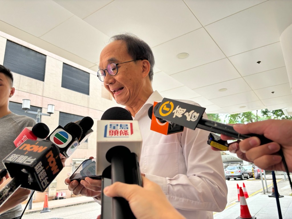 刘宇隆会前指，本港60岁以上长者每日因感染新冠入住公立医院人数的高峰值是「一波比一波低」。脱芷晴摄