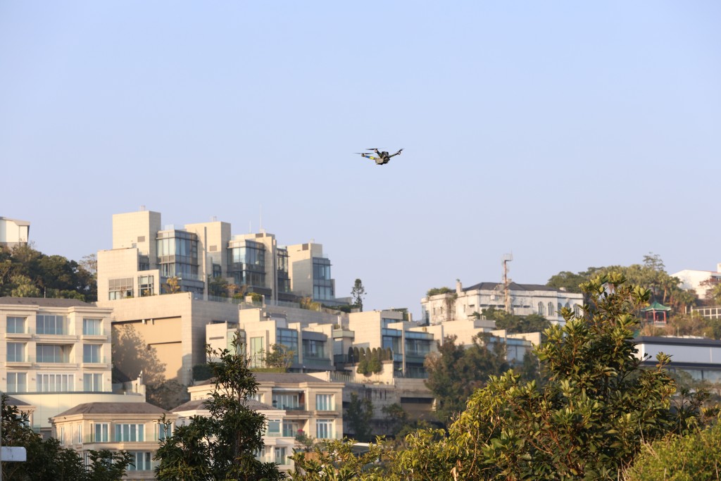 约20分钟的飞行即可覆蓋约150公顷范围，涵盖山顶一带逾100个屋苑和重点基础设施。刘汉权摄