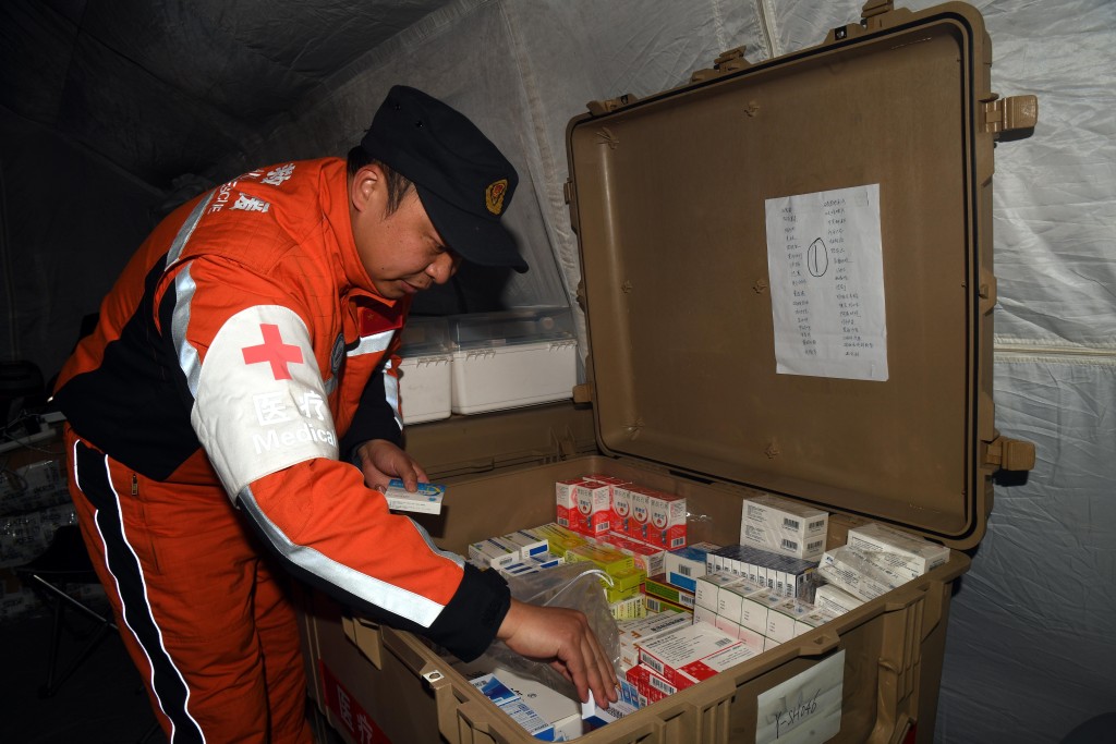 中国救援队离开土耳其灾区前将生活和医疗物资留给灾民。新华社资料图