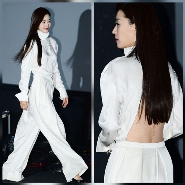 全智賢以露背裝示人。 全智賢以露背裝示人。