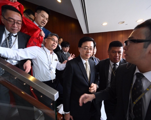 李家超被多名民主派議員包圍。