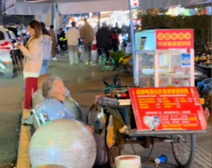 92歲蛋烘糕薛婆婆人出名脾氣又大，在網上有成都建設路話事人之名。抖音