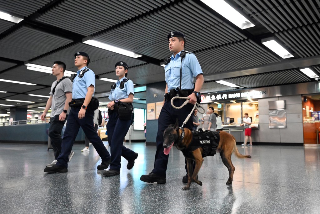 鐵路警區人員攜同警犬在港鐵站巡邏。警方供圖