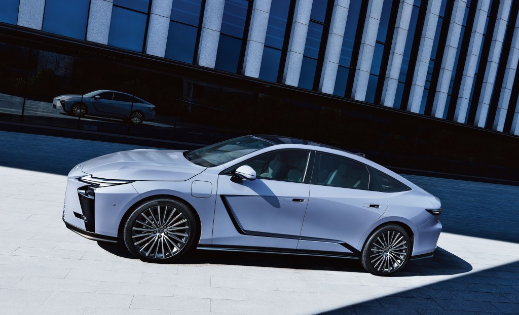 全新第八代凌志Lexus ES上海車展發表:車系還提供HEV混能版型號選擇。