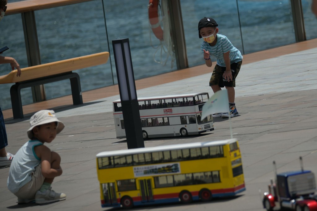 「遥控巴士海滨马拉松」沿途吸引不少市民影相打卡。