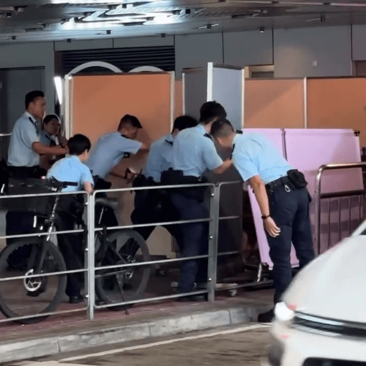 8月17日:警員當日嘗試用圍板控制大狗。Threads:bao.o5 8月17日:警員當日嘗試用圍板控制大狗。Threads:bao.o5