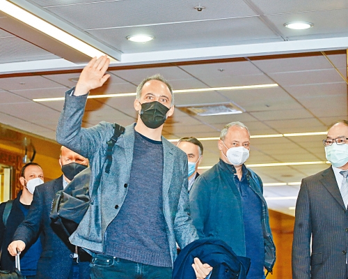 歐洲議會代表團抵台,團長格魯克斯曼向記者揮手問好。