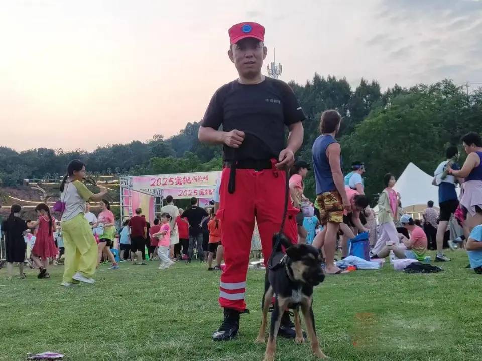 搜救犬「黑崽」曾參與多次救援任務。