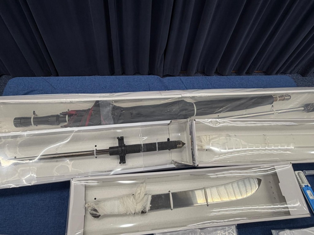 警方檢獲大批武器。 警方檢獲大批武器。