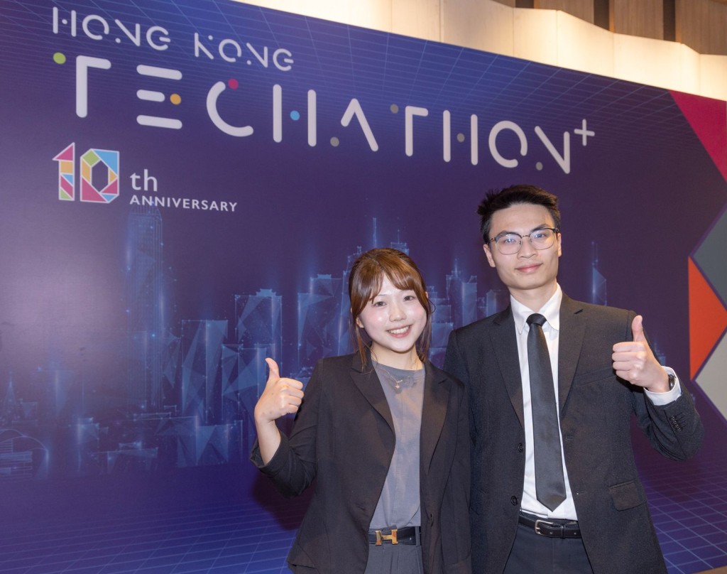 香港科技大學學生鄭穎瑤（左）及陳政良（右）參與研發的「OmniWatch AI」項目，在「科技畢業項目組」中脫穎而出，勇奪金獎。