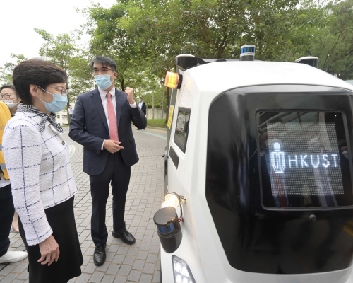 林鄭月娥（左二）觀看無人駕駛快遞物流車示範。政府新聞處