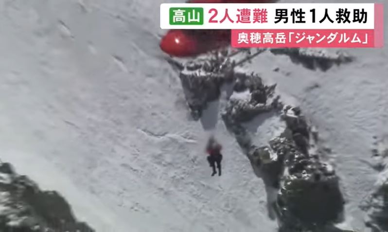 直升機救起一人。FNN片段截圖