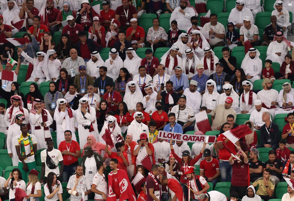 卡塔爾球迷目擊球隊出局。REUTERS